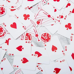 Confettis de fête casino avec cartes de poker, dés et verres à martini sur marbre