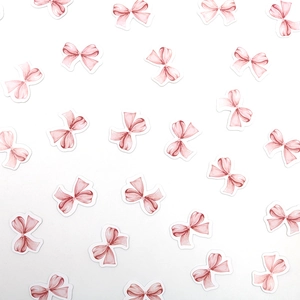 Dettaglio di coriandoli a fiocco rosa acquerello per decorazione tavola romantica