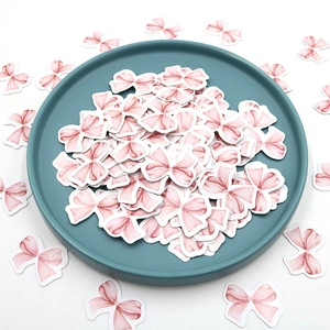 Coriandoli a fiocco rosa acquerello per bicchieri da martini e decorazioni tavola