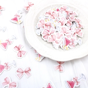 Coriandoli da tavolo rosa acquerello con fiocchi e bicchieri martini per San Valentino