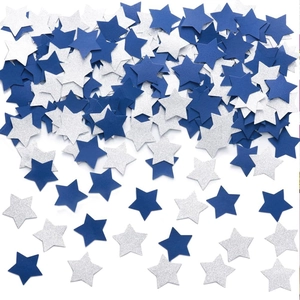 Detalle macro de confeti de estrellas en azul real y plateado sobre fondo blanco