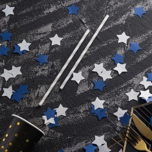 Primer plano de pajitas de papel a rayas con confeti de estrellas y decoración