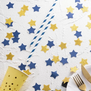 Detalle de confeti de estrella azul y dorado brillante con accesorios para celebraciones