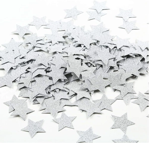Primer plano de confeti de estrella plateada brillante para decoración de mesa de fiesta