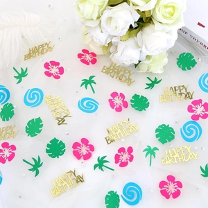 Confettis de fête tropicale Hawaï avec texte doré joyeux anniversaire et feuilles vertes