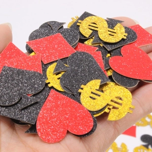 Confettis pailletés cœur pique trèfle et dollar en main pour montrer la taille