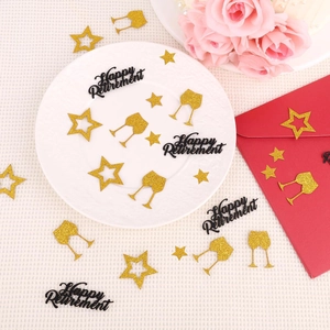 Schwarz-goldenes Happy Retirement Tischkonfetti mit Sternen und Weinglas-Motiven