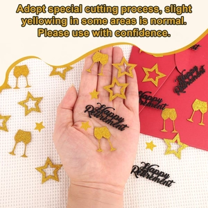 Makroaufnahme von Happy Retirement Konfetti mit goldenen Sternen und Sektglas auf Hand