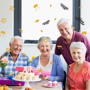 Nahaufnahme von Happy Retirement Gold und Schwarz Glitzer Konfetti für Tischdeko