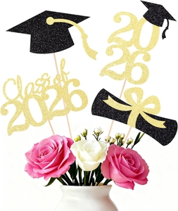 Dettaglio dei topper per torta glitterati Class of 2026 in una composizione floreale