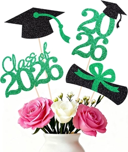 Dettaglio di topper per torta di laurea 2026 con glitter verdi e design a tocco