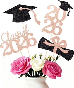 Dettaglio decorazioni torta laurea 2026 in glitter oro rosa e nero in un vaso
