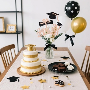 Dettaglio dei topper per torta laurea 2024 con tocco nero glitterato e pergamena decorativa