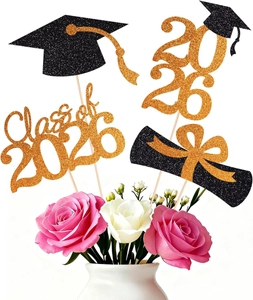 Dettaglio delle decorazioni per torta glitter Class of 2026 e gadget per festa di laurea