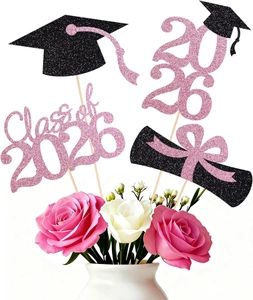 Dettaglio decorazioni torta glitterate Classe 2026 con tocco e diploma per laurea