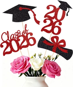 Dettaglio decorazioni torta Classe 2026 con tocchi e diplomi rossi in finitura glitter