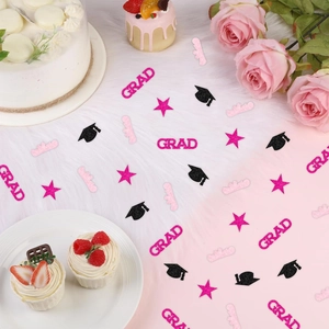 Confettis de remise de diplôme 2026 avec lettres GRAD roses et chapeaux de docteur noirs