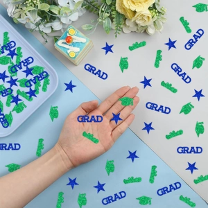 Détail de confettis de remise de diplôme pailletés verts et bleus avec lettres GRAD