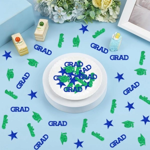 Gros plan de confettis de remise de diplôme pailletés avec étoiles et toques vertes