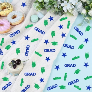 Confettis de remise des diplômes avec lettres GRAD bleues et chapeaux de docteur verts
