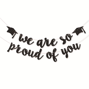 Striscione di laurea in glitter nero con testo celebrativo e icone di tocco accademico