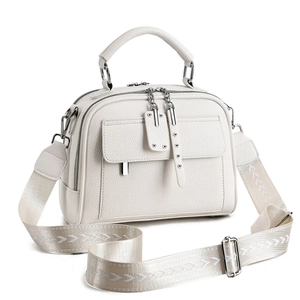 Détails du sac à main blanc en cuir grainé avec finitions argentées et bandoulière tissée