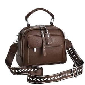 Sac à main marron texture litchi avec large bandoulière géométrique et métal argent