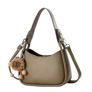 Borsa hobo kaki con texture litchi per donna con ciondolo leone e doppie tracolle rimovibili
