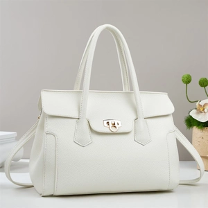 Minimalistische weiße Handtasche aus Litschi-Leder mit goldenem Rundschloss
