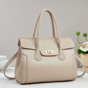 Elegante beige Tragetasche aus genarbtem Leder mit goldenem Verschluss für Damen im Alltag