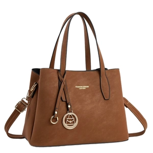 Sac à main élégant en cuir marron motif litchi avec détails dorés et bandoulière