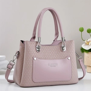 Détails de sac à main mauve texturé avec finitions argentées et logo Fashion Queen