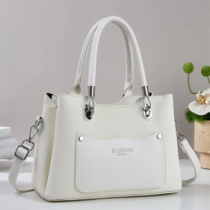 Détail du sac à bandoulière en cuir PU crème avec chaîne argentée et texte Fashion Queen