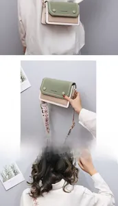 Détail d'un sac bandoulière tricolore avec large sangle à imprimé ethnique chic