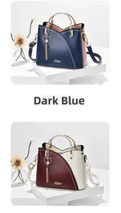 Detail von Handtaschen im Color-Block-Design mit Metallgriffen und Herz-Anhängern