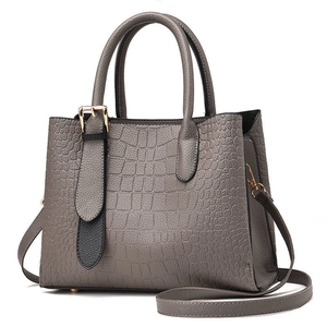 Elegante borsa grigia in pelle sintetica a coccodrillo con manici e tracolla regolabile