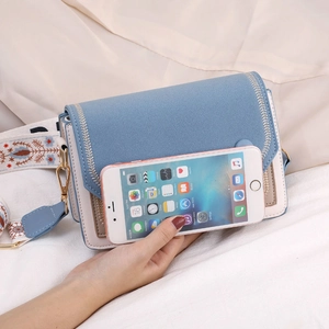 Sac bandoulière contrasté bleu et beige avec large sangle brodée style ethnique