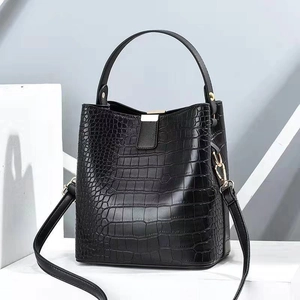 Women Crocodile Pattern Bucket Bag PU Leather Vintage Fashion Shoulder Crossbody Handbag With Golden Metal Lock Lady Bag