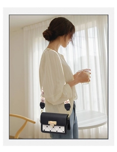 Borsa a tracolla chic bianca e nera con trapuntatura a rombi e chiusura a cuore in metallo