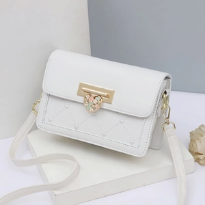 Elegante borsa bianca a tracolla trapuntata a cuore con pendente floreale dorato su base