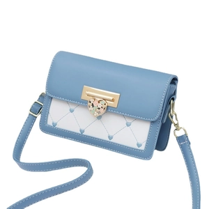 Borsa a tracolla blu e bianca con cuciture a cuore e ciondolo dorato
