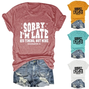Vue détaillée du t-shirt bordeaux avec lettrage artistique et ensemble short en jean