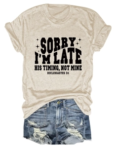 T-shirt col rond couleur avoine avec imprimé gothique et mini short en jean délavé