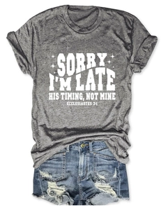 T-shirt gris à slogan biblique et short en jean vieilli sur fond blanc épuré