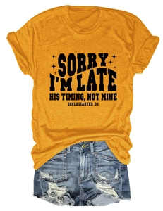 T-shirt jaune gingembre à texte religieux avec short en jean bleu délavé à déchirures
