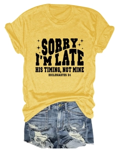 Vue détaillée du t-shirt jaune avec inscription noire SORRY I'M LATE HIS TIMING