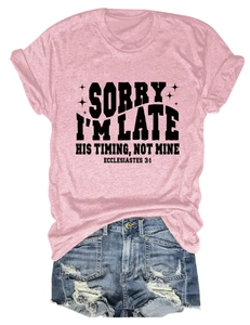 T-shirt rose en coton avec texte religieux et short en jean vieilli à plat