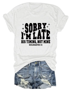 T-shirt blanc avec texte noir et short en jean bleu délavé posés à plat pour un look décontracté