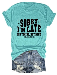 Détail du t-shirt turquoise avec citation et mini short en jean bleu délavé usé