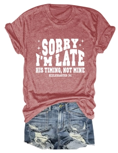 Détail du t-shirt rouge imprimé et du short en jean bleu avec bords effilochés